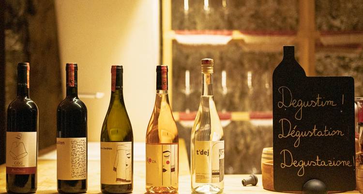 Rangée de diverses bouteilles de vin avec panneaux de dégustation.