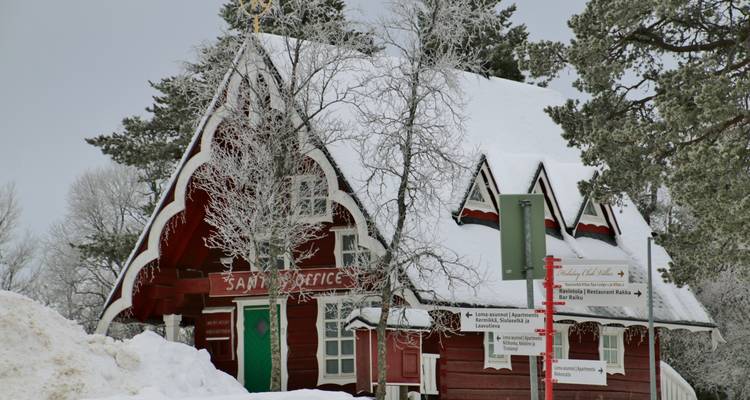 Bâtiment couvert de neige avec architecture traditionnelle et enseignes.