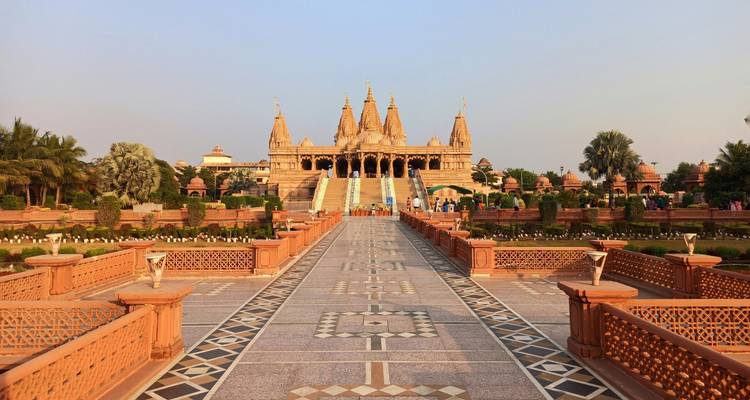 Templo bellamente tallado con un sendero simétrico.
