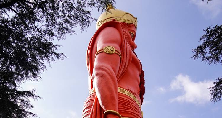 Vista de cerca de una estatua grande bajo un cielo despejado.