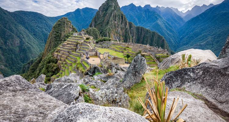 Vue panoramique du Machu Picchu, une cité historique inca dans les montagnes.