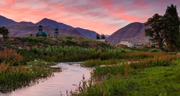 Lever de soleil coloré sur un paysage de campagne tranquille.