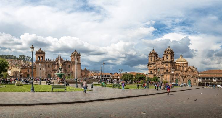Place principale de Cusco avec des bâtiments historiques et une atmosphère animée.