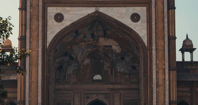 Primer plano de la fachada de un edificio histórico ornamentado.