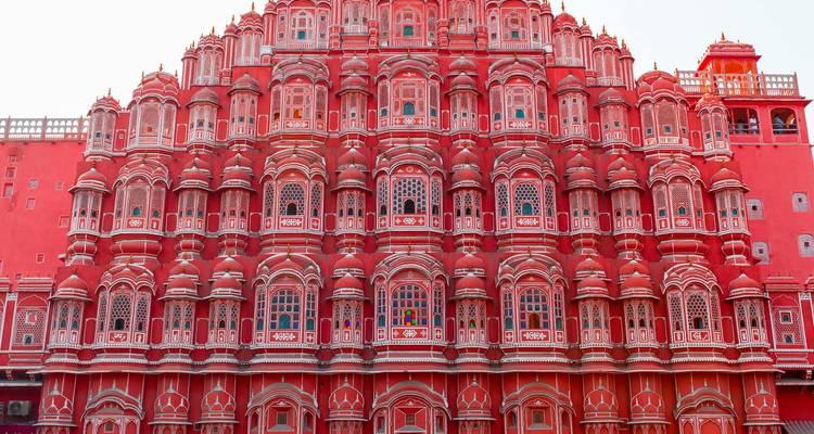 Hawa Mahal, una fachada de edificio histórico rosa.