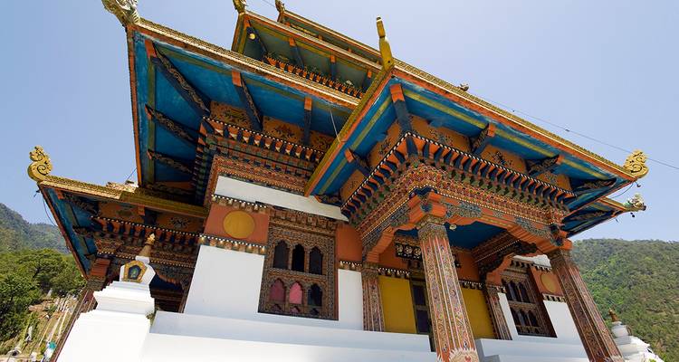 Lebhaft geschmückter bhutanesischer Tempel mit kunstvollen Details und farbenfrohen Akzenten.