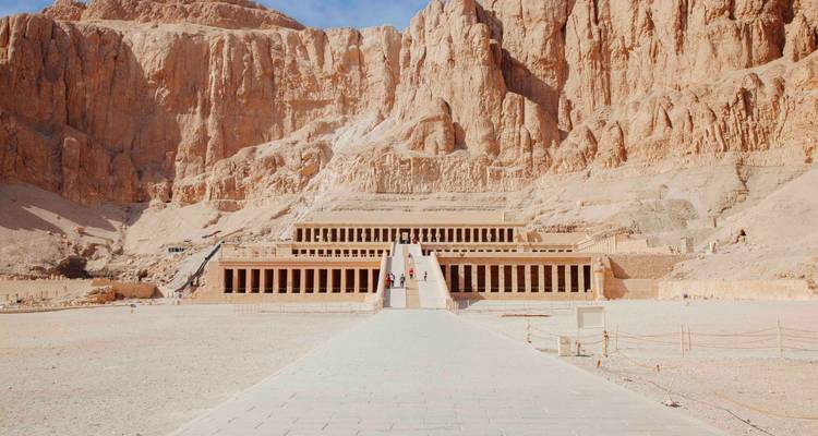 Templo de Hatshepsut a lo largo de colinas rocosas.