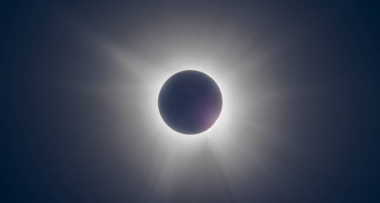 Eclipse solar con corona visible.