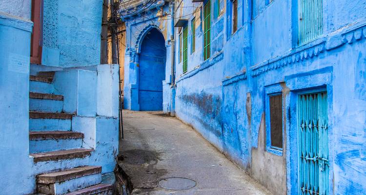 Calle estrecha en Jodhpur con edificios pintados de azul.