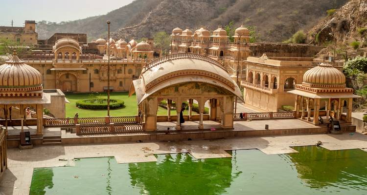 Edificio histórico con arquitectura intrincada reflejándose en una piscina.