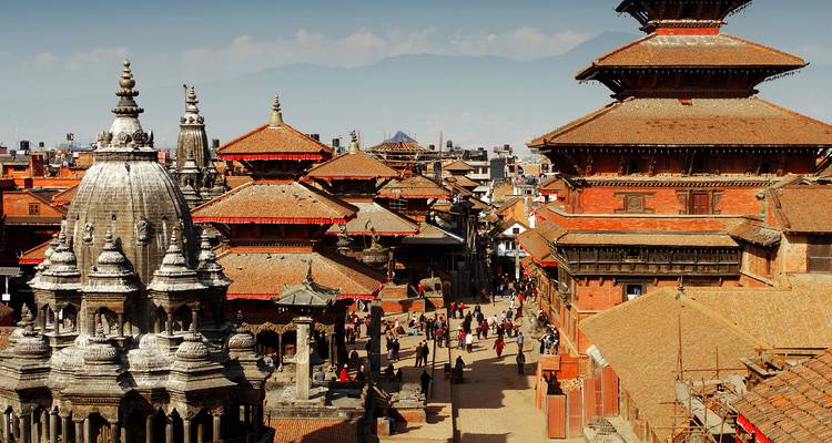Traditionele architectuur en tempels met mensen die lopen op Durbar Square.