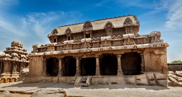 Ancien temple en pierre avec des sculptures complexes.