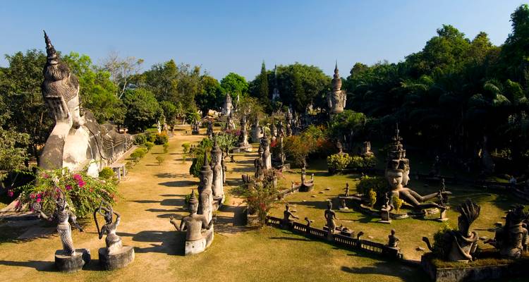 Boeddhapark met talrijke standbeelden en bomen.