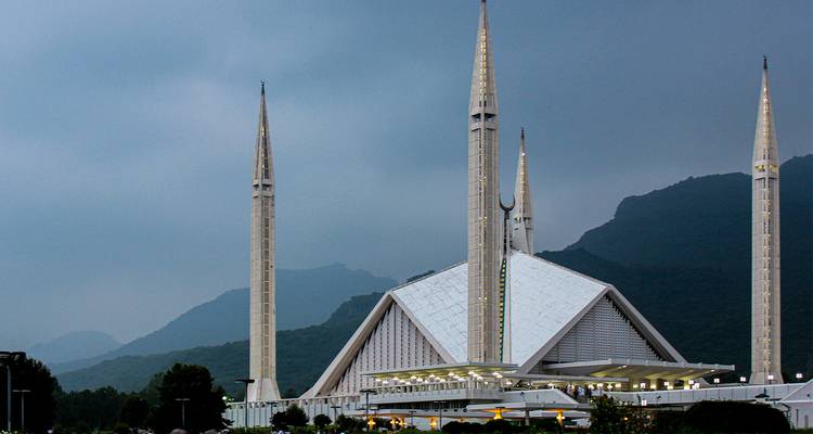 La Mosquée Faisal avec son architecture contemporaine saisissante sur fond de montagne.
