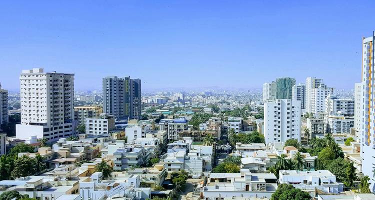 Paysage urbain avec de hauts bâtiments et un ciel dégagé.