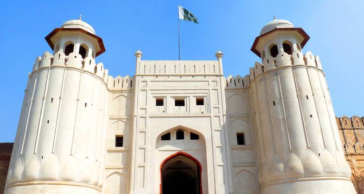 Vue architecturale d'un fort historique avec un drapeau au sommet.