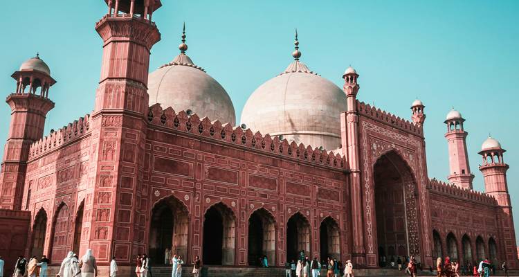 Mosquée Badshahi à Lahore avec des gens dans la cour.