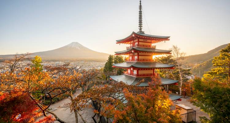 Pagode Chureito rouge à cinq étages avec le Mont-Fuji aux pics enneigés s'élevant à l'arrière-plan dans le feuillage automnal