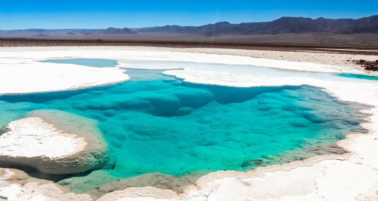 Eau turquoise dans un cadre désertique.