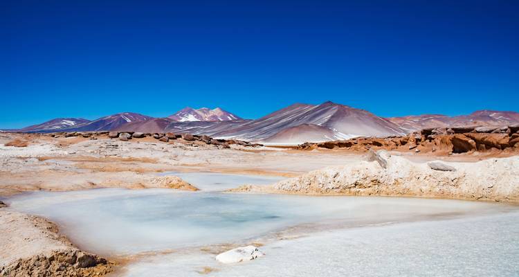 Paysage désertique avec de l'eau glacée.