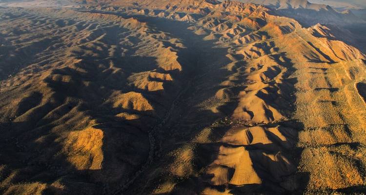 Luchtfoto van ruig berglandschap.