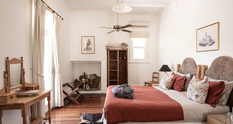 Une chambre bien décorée avec un design en bois rustique.