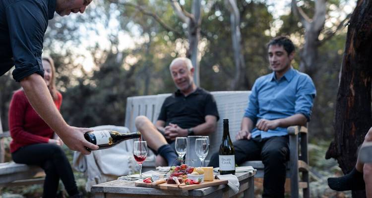 Groupe de personnes savourant des boissons en plein air.