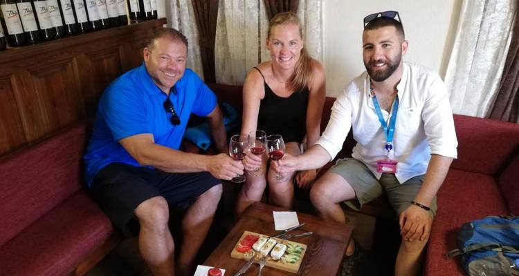 Turistas bebiendo vino en interiores.