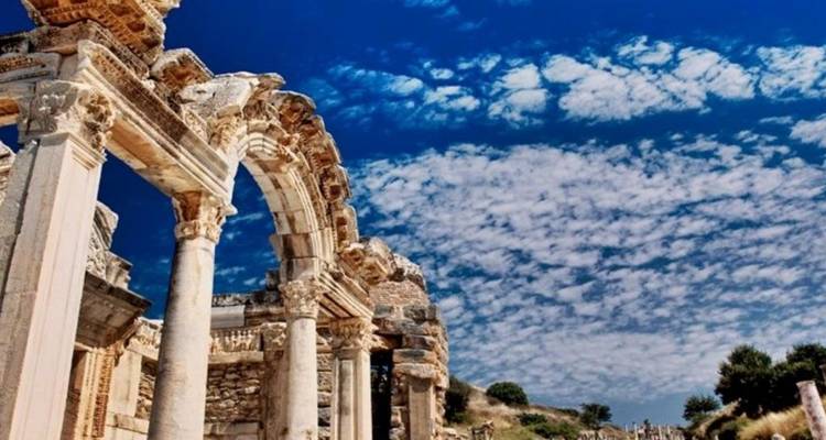 Ruinas con un cielo azul brillante y nubes.