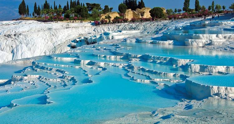 Vista panorámica de las piscinas termales escalonadas de Pamukkale.