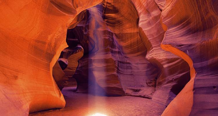 Vue à l'intérieur d'Antelope Canyon avec rayon de soleil.
