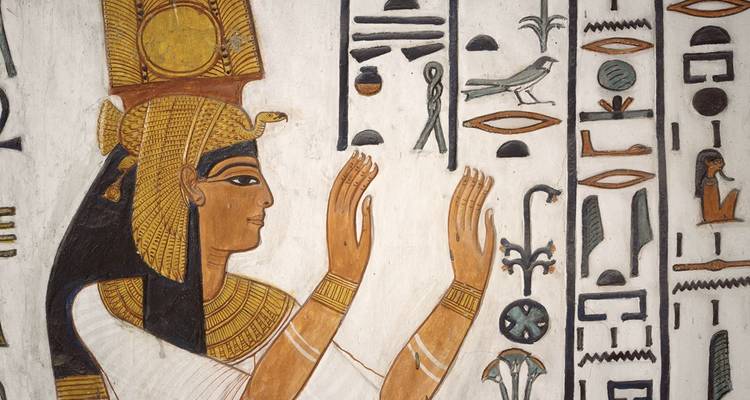 Peinture murale égyptienne avec hiéroglyphes.