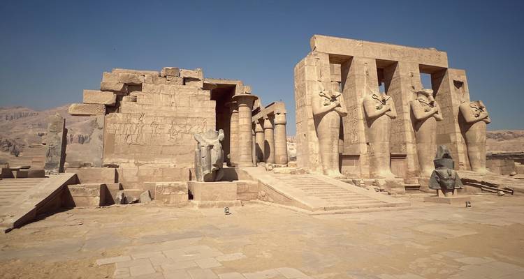 Temple égyptien antique avec statues.