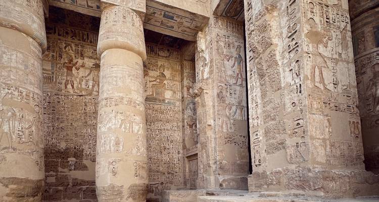 Colonnes de temple égyptien couvertes de hiéroglyphes.