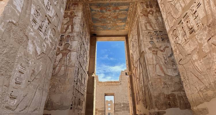 Temple égyptien avec une porte ouverte et des hiéroglyphes.