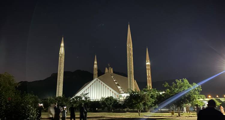 Die Faisal-Moschee bei Nacht beleuchtet.