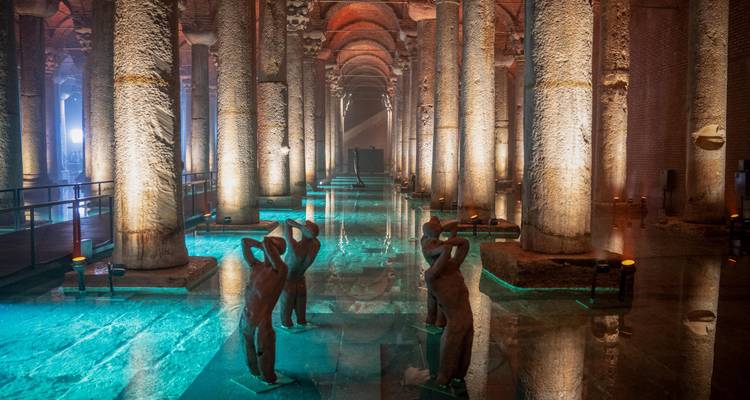 Ondergrondse Basiliek Cisterne met verlichte zuilen en kunstsculpturen.