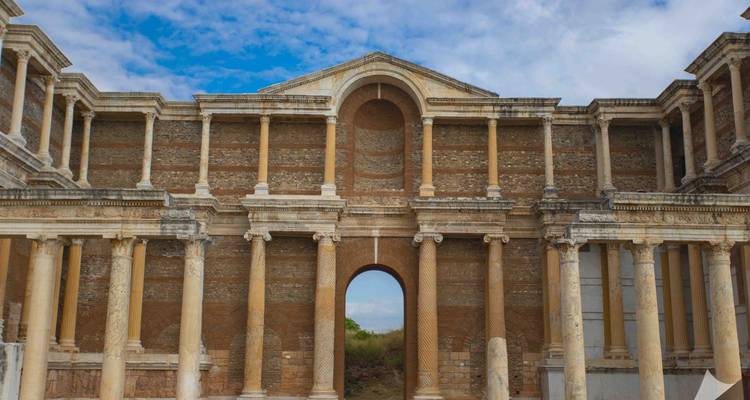Architecturale ruïnes in oude Romeinse stijl met blauwe lucht.