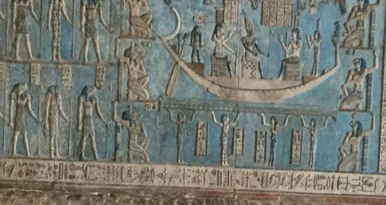 Fresque de l'Égypte ancienne avec du bleu vibrant et des personnages.