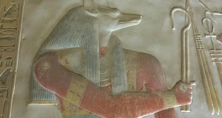 Gros plan d'une figure divine sculptée dans la pierre.