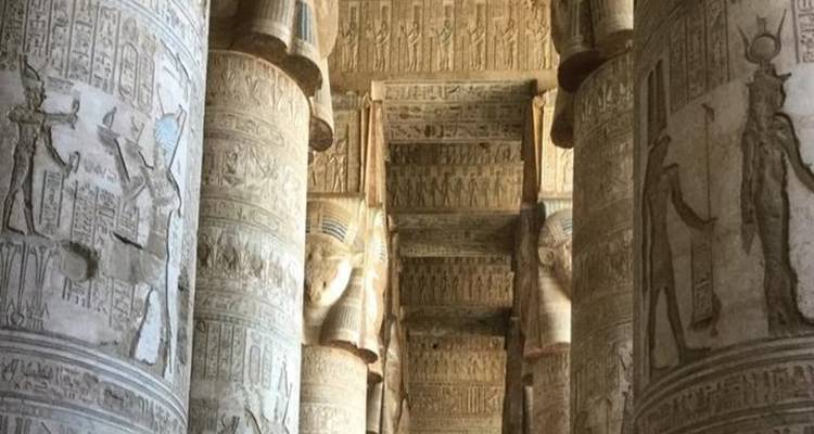 Colonnes et un plafond avec des motifs égyptiens complexes.