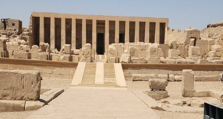 Ruines d'un temple antique avec colonnade.