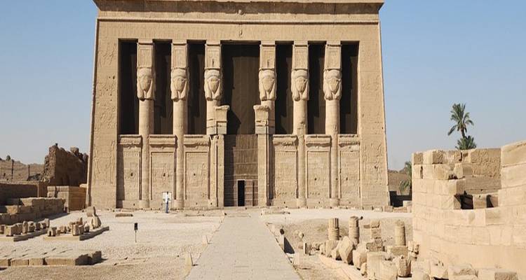 Temple de pierre ancien avec des sculptures bien conservées.