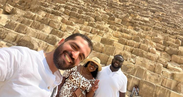 Toeristen die selfies maken bij een piramide.