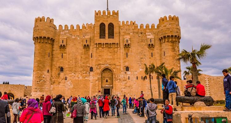 Menigte mensen voor een historisch kasteel.