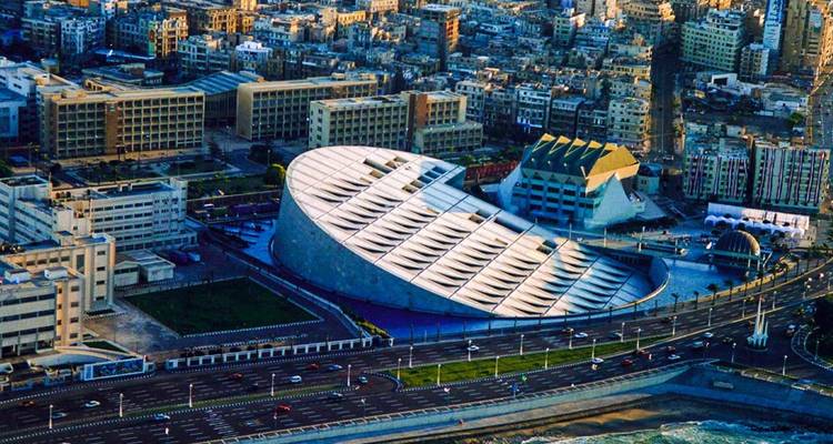 Luchtfoto van een moderne bibliotheek en stadsgezicht.