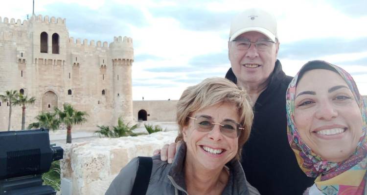 Twee vrouwen en een man die een selfie maken voor een historisch fort.