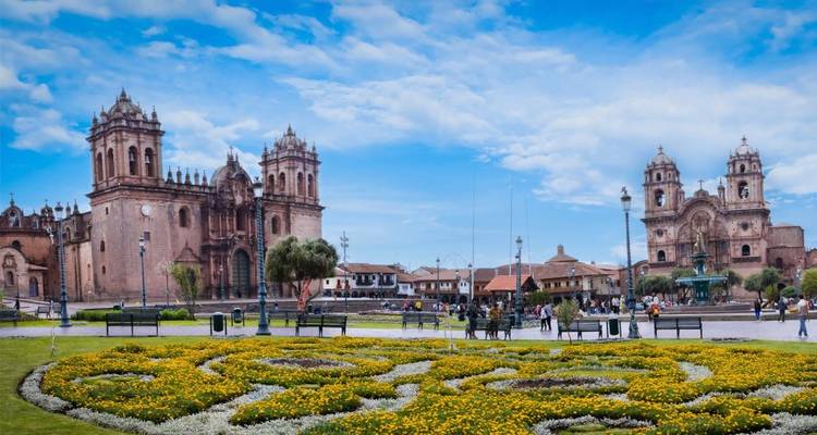Vue panoramique d'une place avec des bâtiments historiques à Cusco.