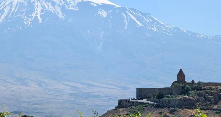 Een verre berg met een Khor Virap klooster op de voorgrond.
