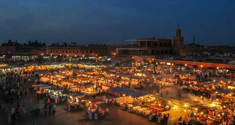 Ein Nachtmarkt mit Lichtern und Menschenmengen.